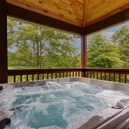 3 Master Bedrooms - Sleeps 10 - Location - Game Room - Hot Tub 비둘기 포지 외부 사진
